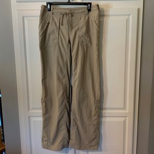 The North Face Khaki hiking pants. Sz 6. Pants can be rolled up. Lightweight.